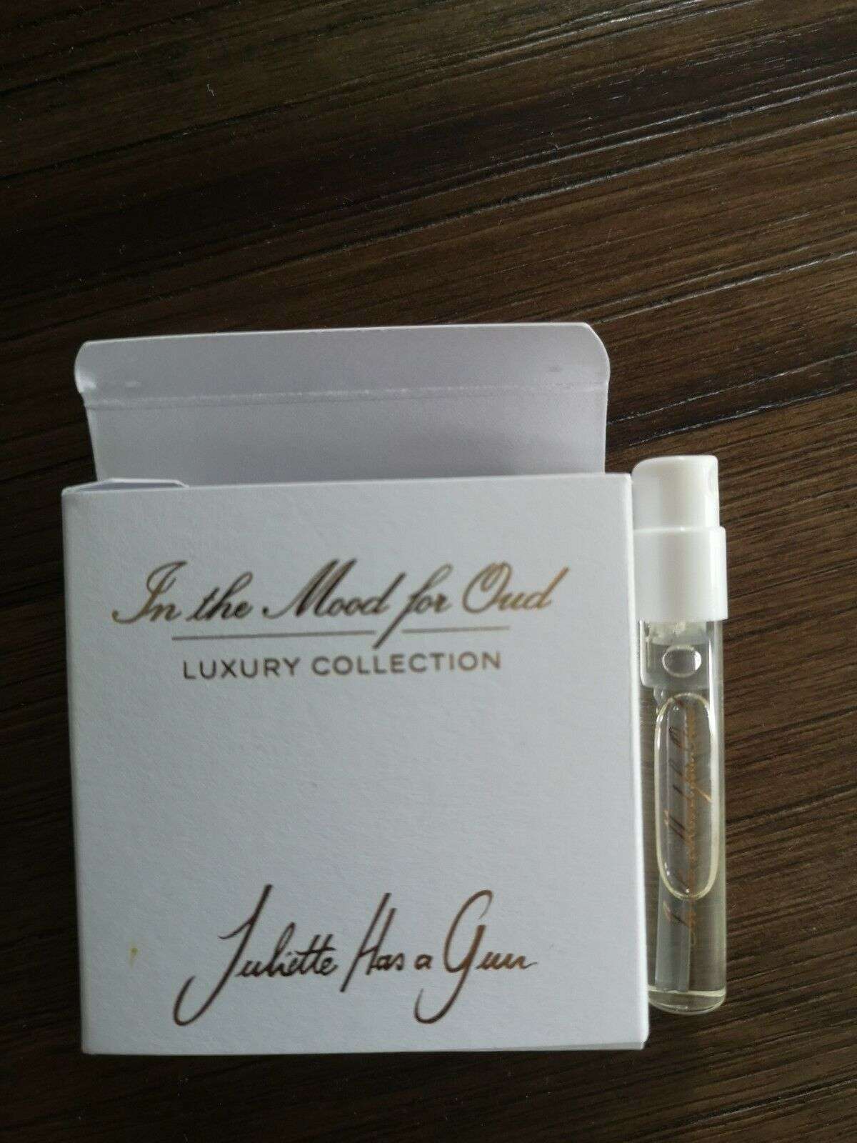 Juliette Has a Gun In the Mood for Oud 1.7ml 0.05 fl. oz. oficjalna próbka perfum, Juliette Has a Gun In the Mood for Oud 1.7ml 0.05 fl. oz. официальный образец духов, Juliette Has a Gun In the Mood for Oud 1.7ml 0.05 fl. oz. uradni vzorec parfuma,